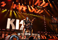 Музыкант группы Kiss Джин Симмонс выступает на концерте в СК Олимпийский в Москве Музыкант группы Kiss Джин Симмонс выступает на концерте в СК Олимпийский в Москве