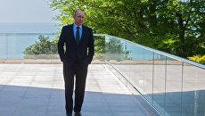 Президент РФ Владимир Путин перед началом встречи с федеральным канцлером ФРГ Ангелом Меркель. 2 мая 2017 Президент РФ Владимир Путин перед началом встречи с федеральным канцлером ФРГ Ангелом Меркель. 2 мая 2017