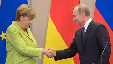 Президент РФ Владимир Путин и федеральный канцлер ФРГ Ангела Меркель во время совместной пресс-конференции по итогам встречи. 2 мая 2017 Президент РФ Владимир Путин и федеральный канцлер ФРГ Ангела Меркель во время совместной пресс-конференции по итогам встречи. 2 мая 2017