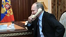 Президент РФ Владимир Путин во время телефонного разговора. Архивное фото Президент РФ Владимир Путин во время телефонного разговора. Архивное фото