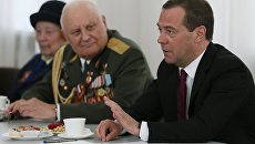 Председатель правительства РФ Дмитрий Медведев во время встречи в Смоленске с ветеранами Великой Отечественной войны. 3 мая 2017 Председатель правительства РФ Дмитрий Медведев во время встречи в Смоленске с ветеранами Великой Отечественной войны. 3 мая 2017