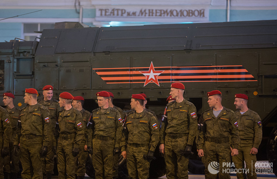 Военнослужащие у оперативно-тактического ракетного комплекса Искандер во время репетиции парада Победы в Москве Военнослужащие у оперативно-тактического ракетного комплекса Искандер во время репетиции парада Победы в Москве