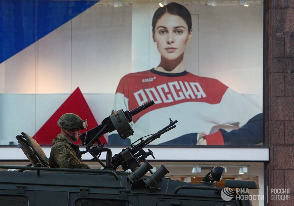 Военнослужащий в бронеавтомобиле Тигр-М во время прохода военной техники по Тверской улице перед репетицией парада Победы на Красной площади Военнослужащий в бронеавтомобиле Тигр-М во время прохода военной техники по Тверской улице перед репетицией парада Победы на Красной площади