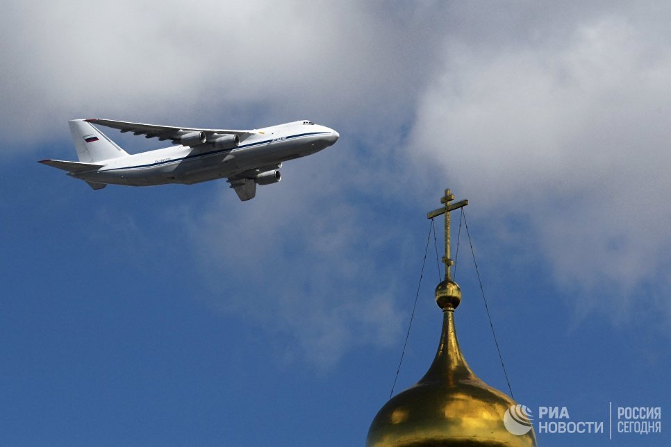 Тяжелый дальний транспортный самолёт АН-124-100 Руслан на репетиции воздушной части парада Победы в Москве Тяжелый дальний транспортный самолёт АН-124-100 Руслан на репетиции воздушной части парада Победы в Москве