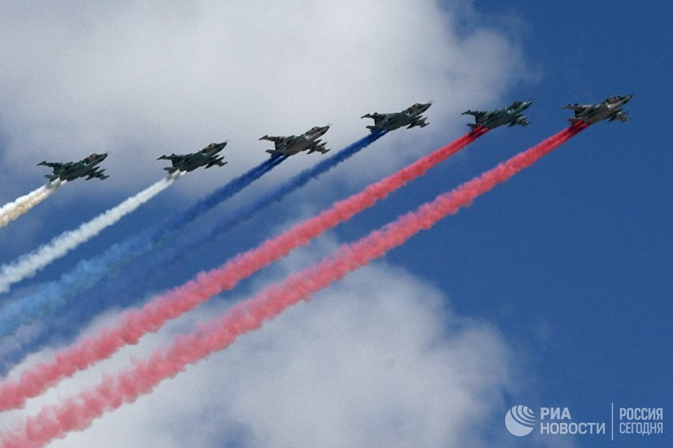 Фронтовые штурмовики СУ-25БМ на репетиции воздушной части парада Победы в Москве Фронтовые штурмовики СУ-25БМ на репетиции воздушной части парада Победы в Москве