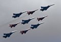 Многоцелевые истребители Су-30СМ пилотажной группы Русские Витязи и МиГ-29 пилотажной группы Стрижи на репетиции воздушной части парада Победы в Москве Многоцелевые истребители Су-30СМ пилотажной группы Русские Витязи и МиГ-29 пилотажной группы Стрижи на репетиции воздушной части парада Победы в Москве