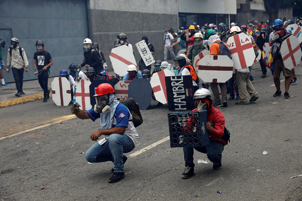 Представители оппозиции и омоновцы столкнулись во время протеста против президента Венесуэлы Николаса Мадуро в Каракасе. Венесуэла, 3 мая 2017