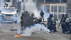 Омоновцы на мотоциклах во время столкновений в знак протеста против президента Венесуэлы Николаса Мадуро в Каракасе. Венесуэла, 3 мая 2017 Омоновцы на мотоциклах во время столкновений в знак протеста против президента Венесуэлы Николаса Мадуро в Каракасе. Венесуэла, 3 мая 2017