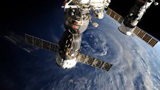 Российские космические корабли Союз и Прогресс на фоне нашей планеты Российские космические корабли Союз и Прогресс на фоне нашей планеты