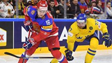 Игрок сборной России Сергей Плотников и игрок сборной Швеции Виктор Хедман в матче группового этапа Чемпионата мира по хоккею 2017 между сборными командами Швеции и России Игрок сборной России Сергей Плотников и игрок сборной Швеции Виктор Хедман в матче группового этапа Чемпионата мира по хоккею 2017 между сборными командами Швеции и России