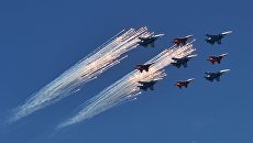Многоцелевые истребители Су-30СМ пилотажной группы Русские Витязи и МиГ-29 пилотажной группы Стрижи на генеральной репетиции военного парада в Москве Многоцелевые истребители Су-30СМ пилотажной группы Русские Витязи и МиГ-29 пилотажной группы Стрижи на генеральной репетиции военного парада в Москве
