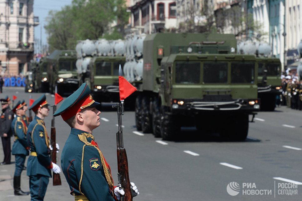 Береговой ракетный комплекс Бал во время военного парада во Владивостоке, посвящённого 72-й годовщине Победы в Великой Отечественной войне 1941-1945 годов Береговой ракетный комплекс Бал во время военного парада во Владивостоке, посвящённого 72-й годовщине Победы в Великой Отечественной войне 1941-1945 годов