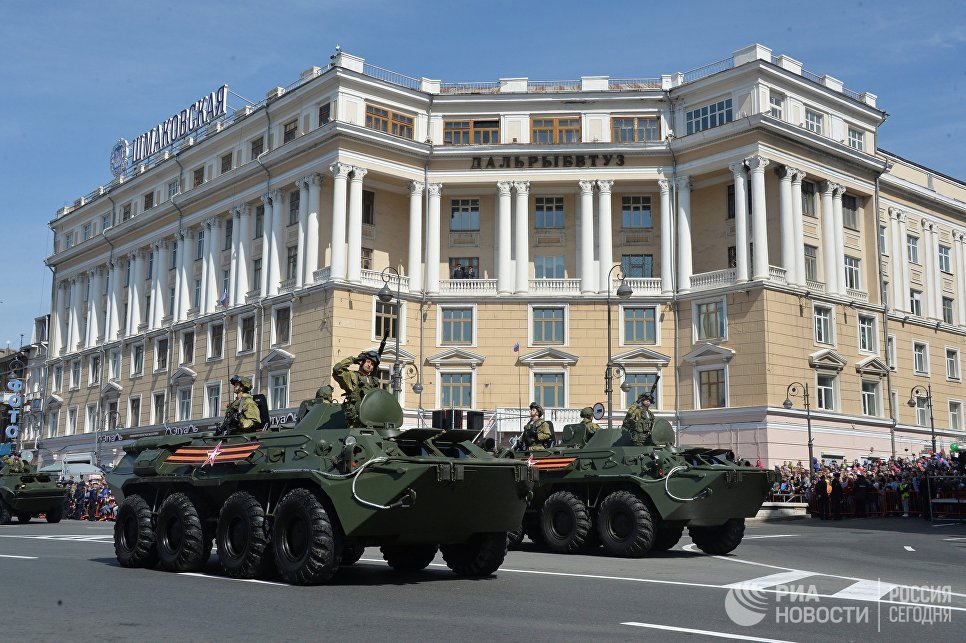 БТР-80 во время военного парада во Владивостоке, посвящённого 72-й годовщине Победы в Великой Отечественной войне 1941-1945 годов БТР-80 во время военного парада во Владивостоке, посвящённого 72-й годовщине Победы в Великой Отечественной войне 1941-1945 годов