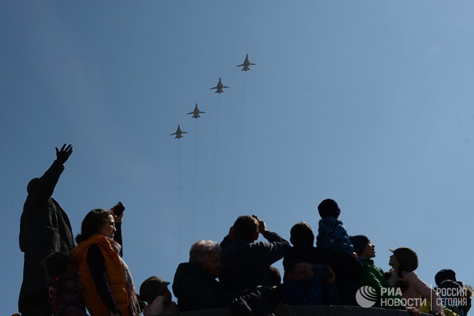 Тактические фронтовые бомбардировщики СУ-24М во время военного парада, посвященного 72-й годовщине Победы в Великой Отечественной войне 1941-1945 годов, в Екатеринбурге Тактические фронтовые бомбардировщики СУ-24М во время военного парада, посвященного 72-й годовщине Победы в Великой Отечественной войне 1941-1945 годов, в Екатеринбурге