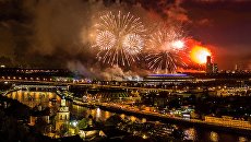 Праздничный салют в честь Дня Победы на Воробьевых горах в Москве Праздничный салют в честь Дня Победы на Воробьевых горах в Москве