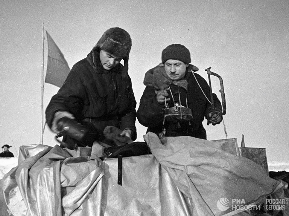 Начальник станции Северный полюс Иван Папанин и Петр Ширшов гидробиолог и океанограф упаковывают кухонную утварь во время эвакуации станции СП-1 Начальник станции Северный полюс Иван Папанин и Петр Ширшов гидробиолог и океанограф упаковывают кухонную утварь во время эвакуации станции СП-1