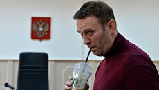 Оппозиционный политик Алексей Навальный во время рассмотрения ходатайства следствия о его домашнем аресте в Басманном суде Москвы. 2014 год Оппозиционный политик Алексей Навальный во время рассмотрения ходатайства следствия о его домашнем аресте в Басманном суде Москвы. 2014 год