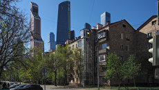 Пятиэтажные дома рядом с международным деловым центром Москва-Сити. Архивное фото Пятиэтажные дома рядом с международным деловым центром Москва-Сити. Архивное фото