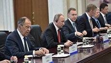 Президент РФ Владимир Путин во время встречи с премьером Государственного совета КНР Ли Кэцяном в Доме народных собраний в Пекине. 14 мая 2017 Президент РФ Владимир Путин во время встречи с премьером Государственного совета КНР Ли Кэцяном в Доме народных собраний в Пекине. 14 мая 2017