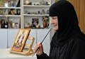 Монахиня в иконописной мастерской женского монастыря Святых Первоверховных апостолов Петра и Павла в селе Петропавловка Хабаровского края Монахиня в иконописной мастерской женского монастыря Святых Первоверховных апостолов Петра и Павла в селе Петропавловка Хабаровского края