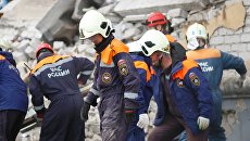 Сотрудники МЧС на месте взрыва бытового газа в жилом доме в Волгограде Сотрудники МЧС на месте взрыва бытового газа в жилом доме в Волгограде