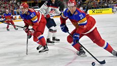 Игроки сборной России Евгений Кузнецов, Александр Барабанов в матче группового этапа чемпионата мира по хоккею 2017 между сборными командами России и США. Архивное фото Игроки сборной России Евгений Кузнецов, Александр Барабанов в матче группового этапа чемпионата мира по хоккею 2017 между сборными командами России и США. Архивное фото