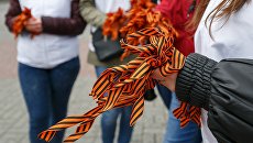 Волонтеры раздают георгиевские ленточки. Архивное фото Волонтеры раздают георгиевские ленточки. Архивное фото