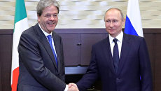 Президент РФ Владимир Путин и председатель Совета министров Италии Паоло Джентилони во время встречи. 17 мая 2017 Президент РФ Владимир Путин и председатель Совета министров Италии Паоло Джентилони во время встречи. 17 мая 2017