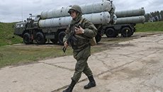 Военнослужащий рядом с зенитными ракетными комплексами С-400 Триумф. Архивное фото Военнослужащий рядом с зенитными ракетными комплексами С-400 Триумф. Архивное фото