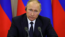Президент РФ Владимир Путин во время совместной с председателем Совета министров Италии Паоло Джентилони пресс-конференции по итогам встречи в Сочи. 17 мая 2017 Президент РФ Владимир Путин во время совместной с председателем Совета министров Италии Паоло Джентилони пресс-конференции по итогам встречи в Сочи. 17 мая 2017