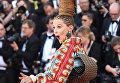 Актриса Виктория Абриль на красной дорожке церемонии открытия 70-го Каннского международного кинофестиваля Актриса Виктория Абриль на красной дорожке церемонии открытия 70-го Каннского международного кинофестиваля
