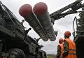Перезарядка зенитного ракетного комплекса С-400 Триумф во время учений подразделений ракетного полка по выполнению задач боевого дежурства в Московской области Перезарядка зенитного ракетного комплекса С-400 Триумф во время учений подразделений ракетного полка по выполнению задач боевого дежурства в Московской области