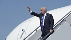 Президент США Дональд Трамп на трапе Борта номер один Президент США Дональд Трамп на трапе Борта номер один