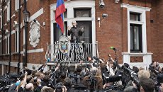 Сооснователь WikiLeaks Джулиан Ассанж на балконе здания посольства Эквадора в Лондоне. 19 мая 2017 Сооснователь WikiLeaks Джулиан Ассанж на балконе здания посольства Эквадора в Лондоне. 19 мая 2017