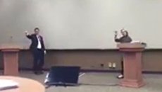 Клинтон перед дебатами с Трампом репетировала, как уклониться от объятий Клинтон перед дебатами с Трампом репетировала, как уклониться от объятий