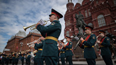 Музыканты военного оркестра во время открытия концертной программы Военные оркестры в парках Музыканты военного оркестра во время открытия концертной программы Военные оркестры в парках
