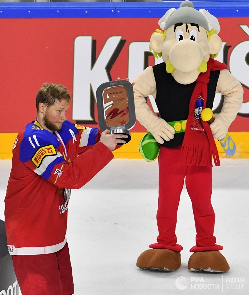 Игрок сборной России Сергей Андронов с Кубком за третье место чемпионата мира по хоккею 2017