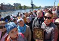 Верующие стоят в очереди к храму Христа Спасителя, где находится ковчег с мощами святителя Николая Чудотворца Верующие стоят в очереди к храму Христа Спасителя, где находится ковчег с мощами святителя Николая Чудотворца