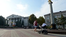 Обелиск с грифоном - сиволом города Керчь. Архивное фото Обелиск с грифоном - сиволом города Керчь. Архивное фото