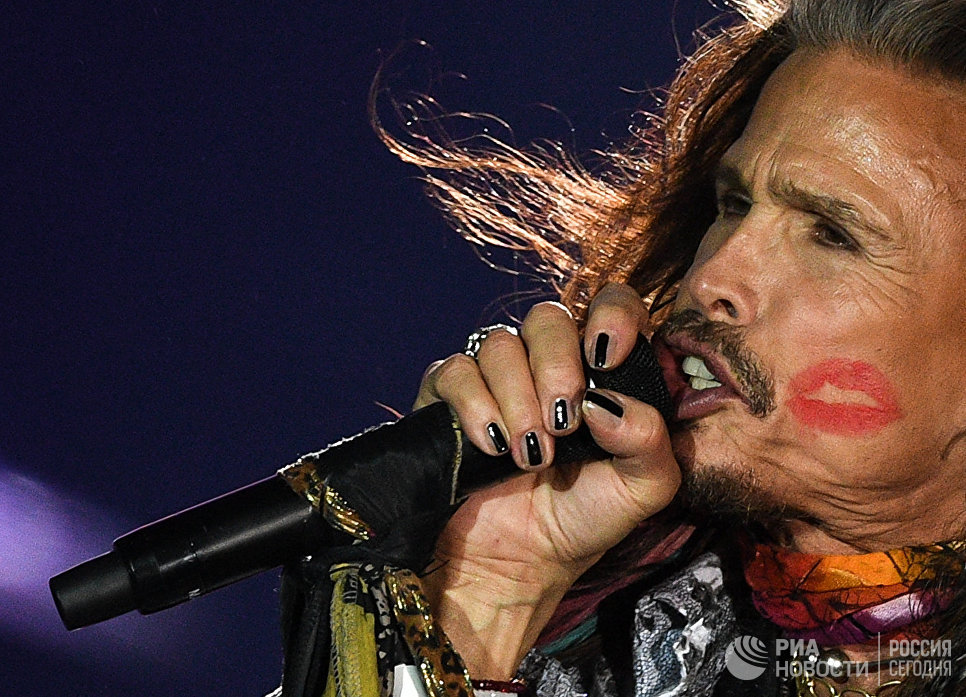 Солист американской группы Aerosmith Стивен Тайлер во время концерта в спорткомплексе Олимпийский в Москве Солист американской группы Aerosmith Стивен Тайлер во время концерта в спорткомплексе Олимпийский в Москве