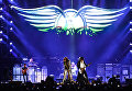 Солист американской группы Aerosmith Стивен Тайлер (слева) во время концерта в спорткомплексе Олимпийский в Москве Солист американской группы Aerosmith Стивен Тайлер (слева) во время концерта в спорткомплексе Олимпийский в Москве