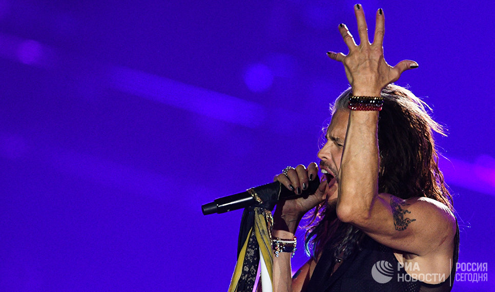 Солист американской группы Aerosmith Стивен Тайлер во время концерта в спорткомплексе Олимпийский в Москве Солист американской группы Aerosmith Стивен Тайлер во время концерта в спорткомплексе Олимпийский в Москве