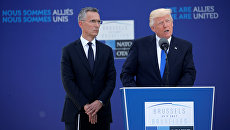 Президент США Дональд Трамп и генеральный секретарь НАТО Йенс Столтенберг на саммите НАТО в Брюсселе, Бельгия. 25 мая 2017 Президент США Дональд Трамп и генеральный секретарь НАТО Йенс Столтенберг на саммите НАТО в Брюсселе, Бельгия. 25 мая 2017