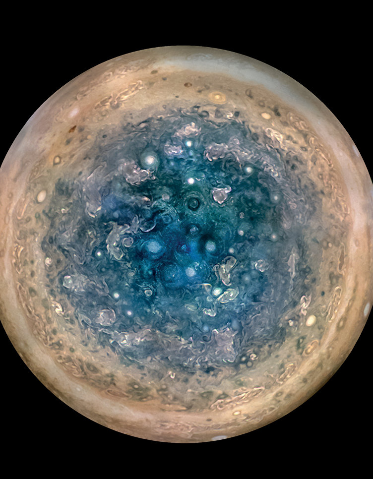 Южный полюс Юпитера, покрытый ураганами