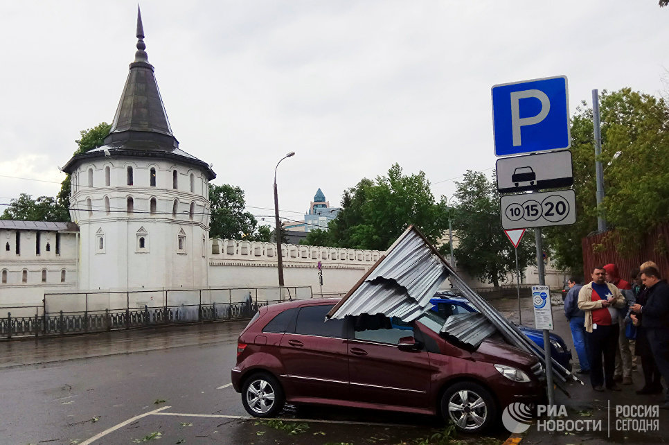 Автомобиль, пострадавший в результате урагана в Москве.