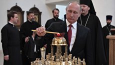 Президента РФ Путин во время посещения Российского духовно-культурного центра в Париже Президента РФ Путин во время посещения Российского духовно-культурного центра в Париже