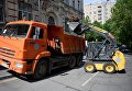 Работники коммунальных служб убирают поваленные деревья на одной из улиц Москвы Работники коммунальных служб убирают поваленные деревья на одной из улиц Москвы