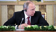 Президент РФ Владимир Путин во время встречи с представителями мировых информационных агентств. 1 июня 2017 Президент РФ Владимир Путин во время встречи с представителями мировых информационных агентств. 1 июня 2017