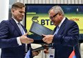 Генеральный директор АО Национальная система платежных карт Владимир Комлев и президент-председатель правления банка ВТБ Андрей Костин (справа) во время подписания соглашения в рамках Санкт-Петербургского международного экономического форума 2017 Генеральный директор АО Национальная система платежных карт Владимир Комлев и президент-председатель правления банка ВТБ Андрей Костин (справа) во время подписания соглашения в рамках Санкт-Петербургского международного экономического форума 2017
