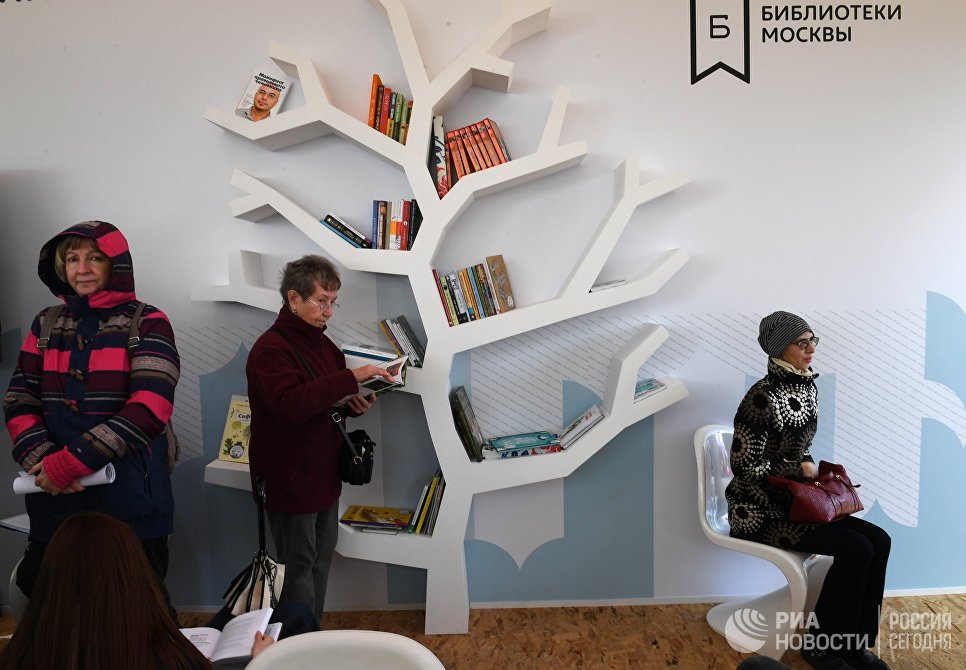 Посетители на книжном фестивале Красная площадь в Москве Посетители на книжном фестивале Красная площадь в Москве
